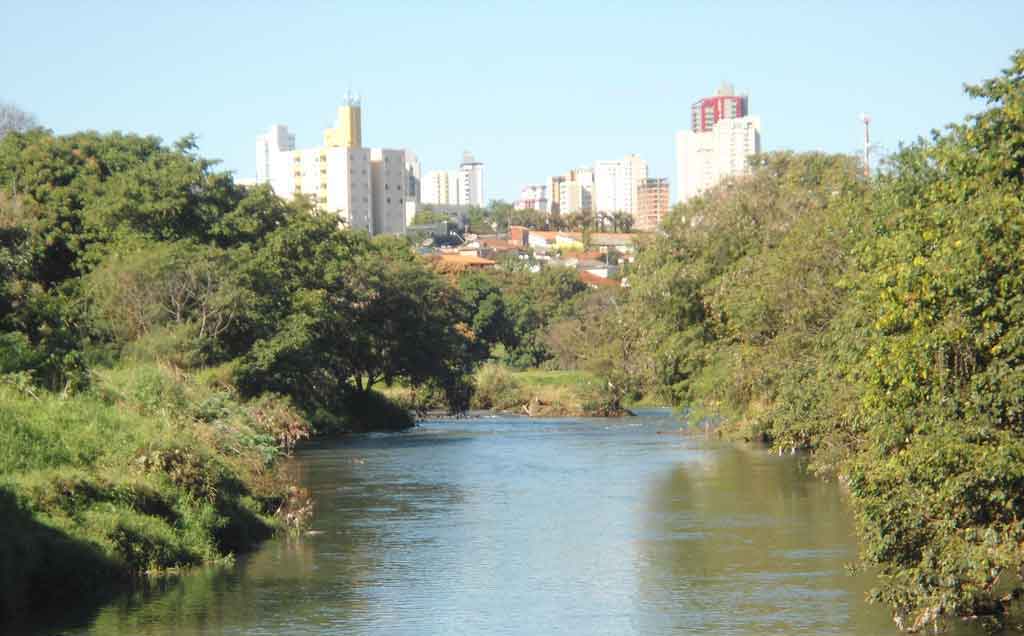 Rio Uberabinha, ilha e cidade ao fundo...