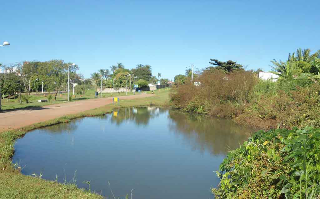 Um dos lagos do parque linear...