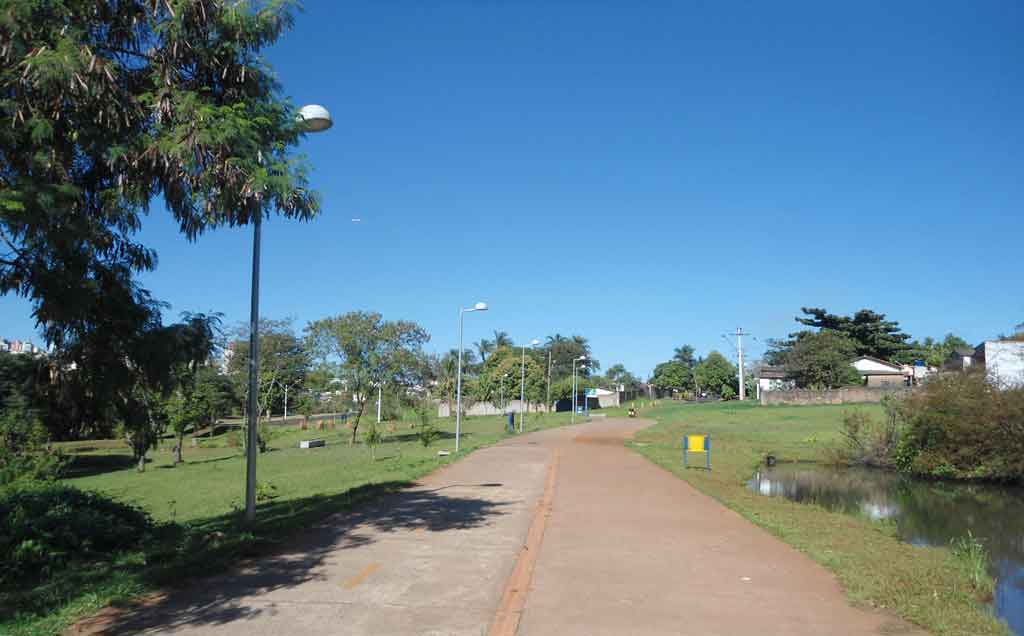 Pista para pedestres e ciclistas - Parque Linear Uberabinha